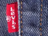 Czerwona metka z białym napisem "Levi's" na dżinsie. To klucz do tego, jak rozpoznać oryginalne levisy.