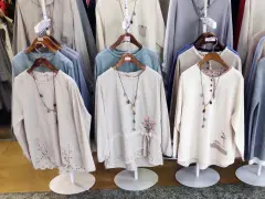 Delikatne bluzki z haftami i naszyjnikami, idealne dla miłośniczek koreańskiego stylu ubierania.