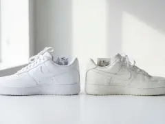 Dwa białe buty Nike Air Force 1, jeden świeży, drugi lekko przybrudzony. Czy 50 style ma oryginalne buty? Metki z kodami sugerują autentyczność.