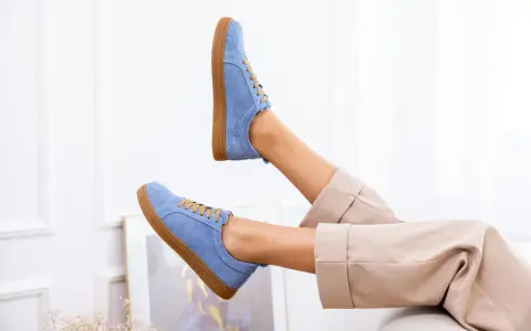 Niebieskie buty z nubuku na brązowej podeszwie, jak odnowić je, by wyglądały jak nowe.