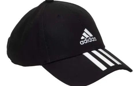 Czarna czapka z daszkiem Adidas z białym logo. Rozmiar OSFM, czyli jeden rozmiar dla wszystkich.