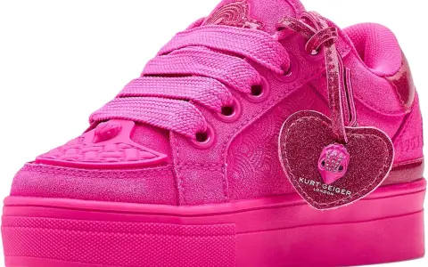 Różowe buty Kurt Geiger z sercem i logo. To marka znana z odważnych projektów.
