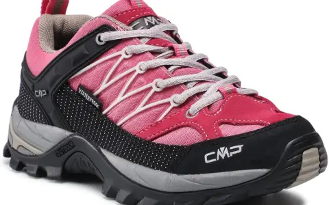 Różowy but trekkingowy CMP, idealny na outdoorowe przygody. CMP to firma znana z odzieży i obuwia sportowego.