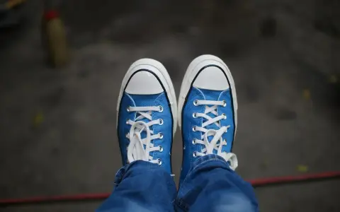 Niebieskie trampki z białymi sznurówkami i podeszwą. Czy na Zalando są oryginalne buty? Tak, można tam znaleźć autentyczne obuwie.