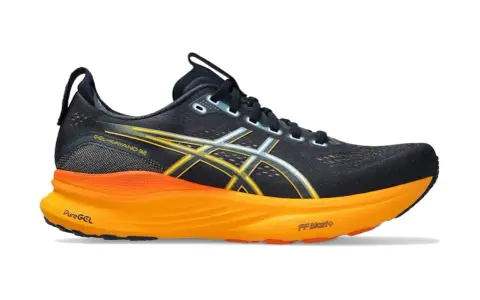 Czarny but biegowy Asics GEL-Kayano 32 z pomarańczową podeszwą. Asics to znana firma produkująca sprzęt sportowy.
