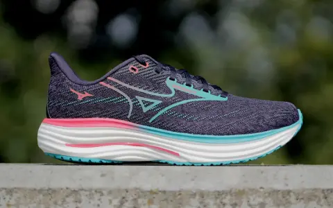 Buty do biegania Mizuno Wave Rider 27 w kolorze fioletowym z różowymi i turkusowymi akcentami. Mizuno to znana japońska marka odzieży sportowej.
