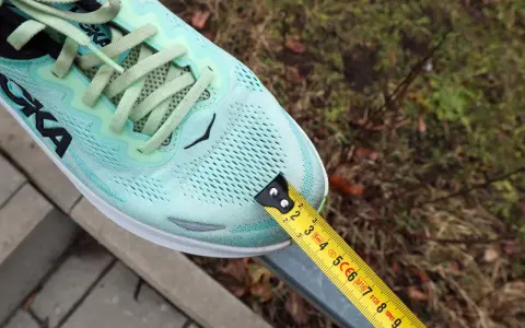 Miętowy but Hoka z miarką. Czy to ta am shoe company co to za firma?