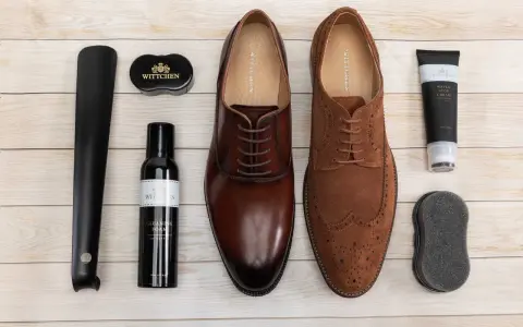 Zestaw do pielęgnacji obuwia: eleganckie brązowe i zamszowe buty, łyżka do butów, pianka czyszcząca, krem wodoodporny i gąbka. Idealny poradnik, jak pastować buty.