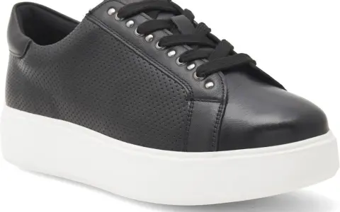 Czarne, perforowane sneakersy na grubej, białej podeszwie. To Sergio Bardi, znana marka obuwia.