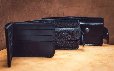Najlepsze marki portfeli męskich – wybierz jakość i styl dla siebie