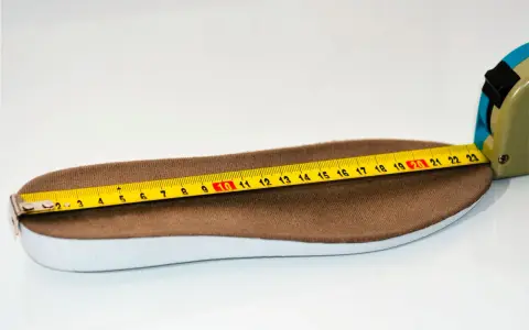 Miarka wskazuje 19,5 cm. Jaki to rozmiar buta? To długość wkładki, która pomoże dobrać idealne obuwie.