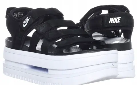Czarne sandały Nike na grubej, białej podeszwie. Idealne na lato, sprawdzają się w każdej sytuacji. Us 2 jaki to rozmiar?