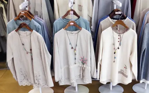Delikatne bluzki z haftami i naszyjnikami, idealne dla miłośniczek koreańskiego stylu ubierania.