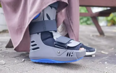 Buty ortopedyczne, które pomagają w rekonwalescencji po złamaniu kości śródstopia, zapewniając stabilizację i komfort.