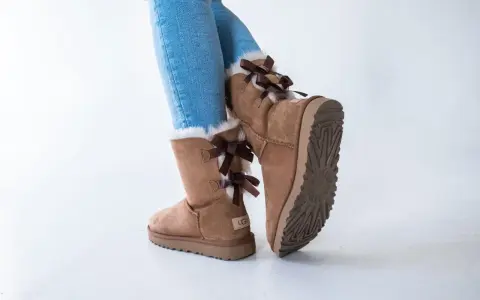 Brązowe kozaki UGG z kokardkami, idealne na zimę. Zastanawiasz się, ugg jaki rozmiar wybrać?
