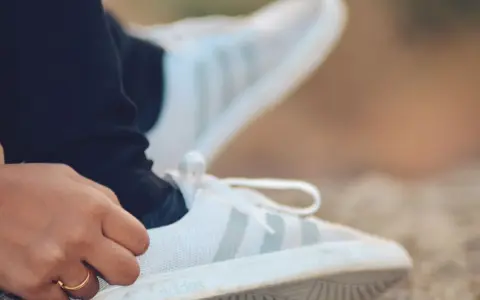 Białe buty sportowe adidas, rozmiar 43 1/3, idealne na spacer.