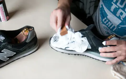Czyszczenie zamszowych New Balance. Pianka i szczoteczka pomagają w pielęgnacji, by jak prać new balance zamszowe było łatwe.