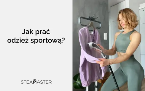 Kobieta w stroju sportowym używa parownicy do odświeżenia odzieży sportowej.