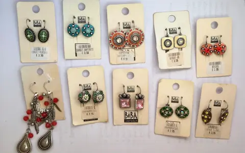 Kolczyki marki Biba Sieraden. Różnorodne wzory i kolory, od zielonych i niebieskich po pomarańczowe i różowe. Biba co to za marka? To marka biżuterii.