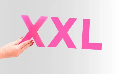 Dłoń z czerwonymi paznokciami trzyma literę "X", obok widnieją kolejne litery "XXL". Czy to rozmiar 50 jaki to rozmiar damski?