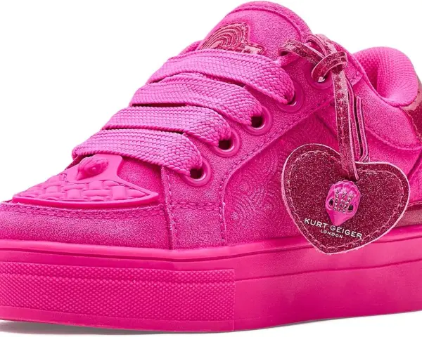 Różowe buty Kurt Geiger z sercem i logo. To marka znana z odważnych projektów.