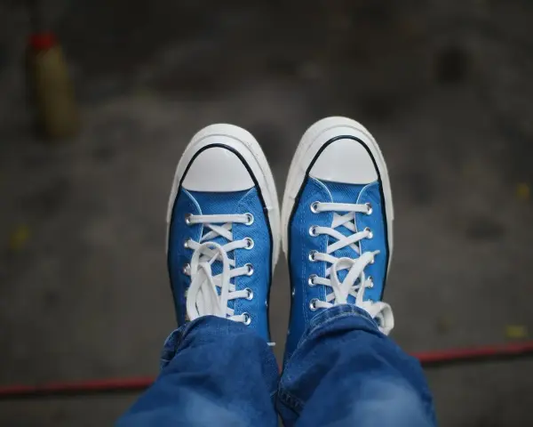 Niebieskie trampki z białymi sznurówkami i podeszwą. Czy na Zalando są oryginalne buty? Tak, można tam znaleźć autentyczne obuwie.