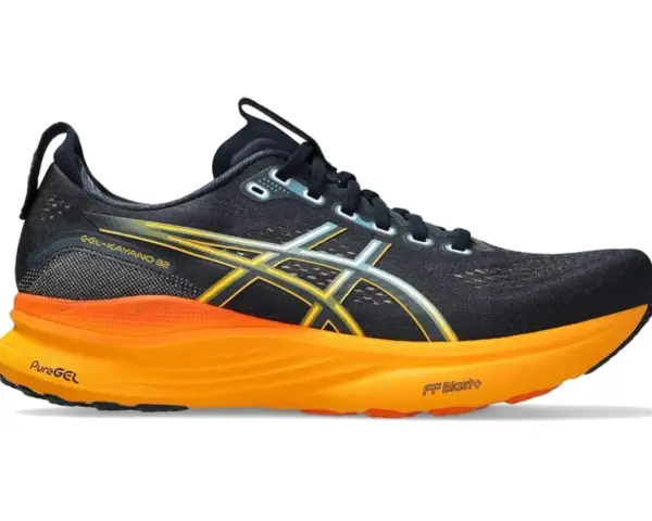 Czarny but biegowy Asics GEL-Kayano 32 z pomarańczową podeszwą. Asics to znana firma produkująca sprzęt sportowy.