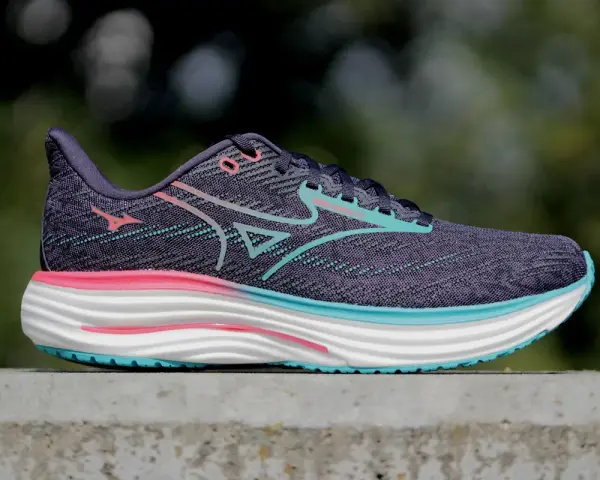 Buty do biegania Mizuno Wave Rider 27 w kolorze fioletowym z różowymi i turkusowymi akcentami. Mizuno to znana japońska marka odzieży sportowej.