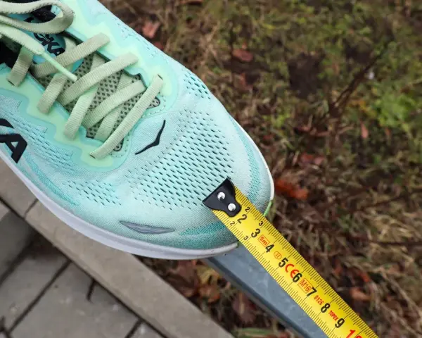 Miętowy but Hoka z miarką. Czy to ta am shoe company co to za firma?