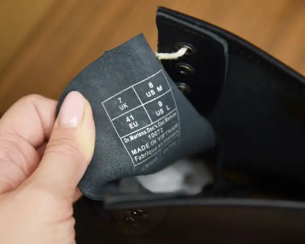 Metka z rozmiarem na wewnętrznej stronie buta Dr. Martens. Sprawdź metkę, by dowiedzieć się, jak rozpoznać oryginalne martensy.