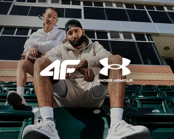 Para sportowców w strojach Under Armour, marki znanej z innowacyjnej odzieży sportowej.