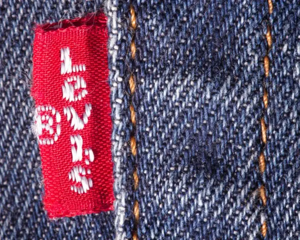 Czerwona metka z białym napisem "Levi's" na dżinsie. To klucz do tego, jak rozpoznać oryginalne levisy.