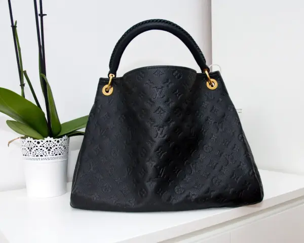 Z czego wykonane są torebki Louis Vuitton? Odkryj materiały i jakość