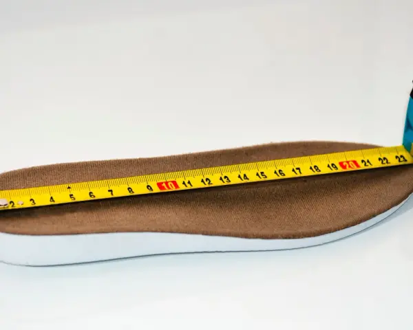 Miarka krawiecka pokazuje 27,5 cm. Jaki to rozmiar buta? To zależy od producenta, ale zazwyczaj jest to około 42-43.