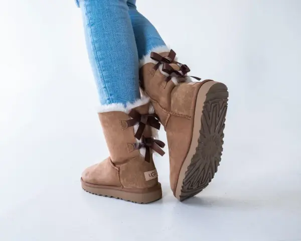 Brązowe kozaki UGG z kokardkami, idealne na zimę. Zastanawiasz się, ugg jaki rozmiar wybrać?