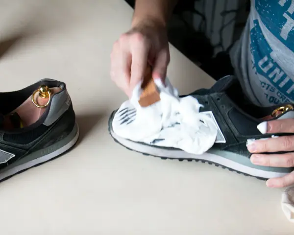 Czyszczenie zamszowych New Balance. Pianka i szczoteczka pomagają w pielęgnacji, by jak prać new balance zamszowe było łatwe.