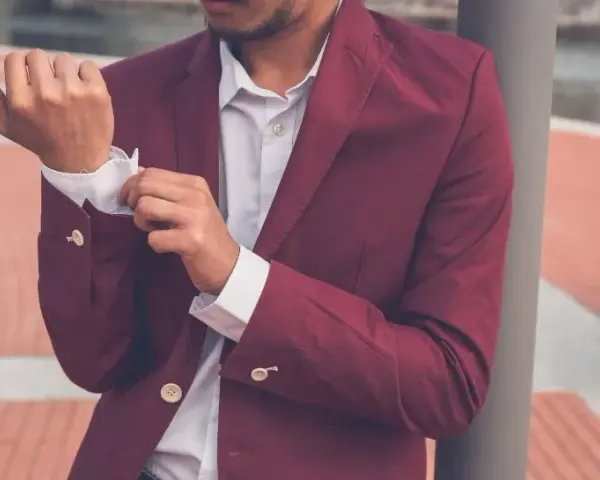 Stylizacje z bordową marynarką męską, które zachwycą na każdą okazję