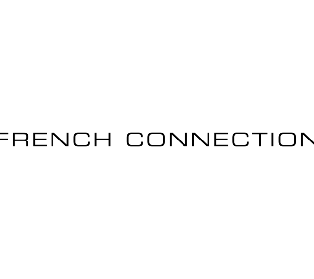 Logo marki French Connection. To brytyjska marka odzieżowa znana z modnych ubrań i akcesoriów.