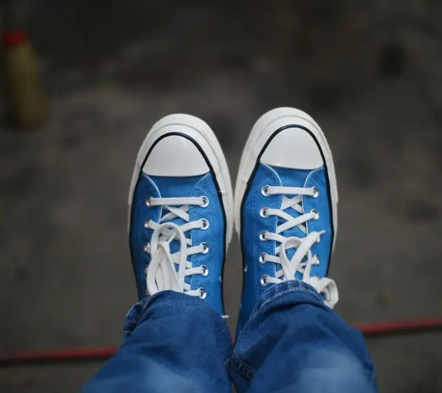 Niebieskie trampki z białymi sznurówkami i podeszwą. Czy na Zalando są oryginalne buty? Tak, można tam znaleźć autentyczne obuwie.