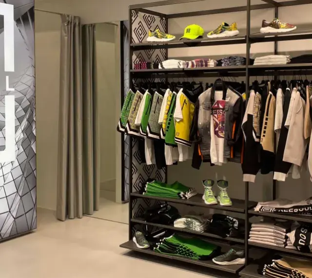 Sklep z odzieżą freesoul co to za firma. Widać ubrania i buty tej marki, a także logo freesoul na ścianie.