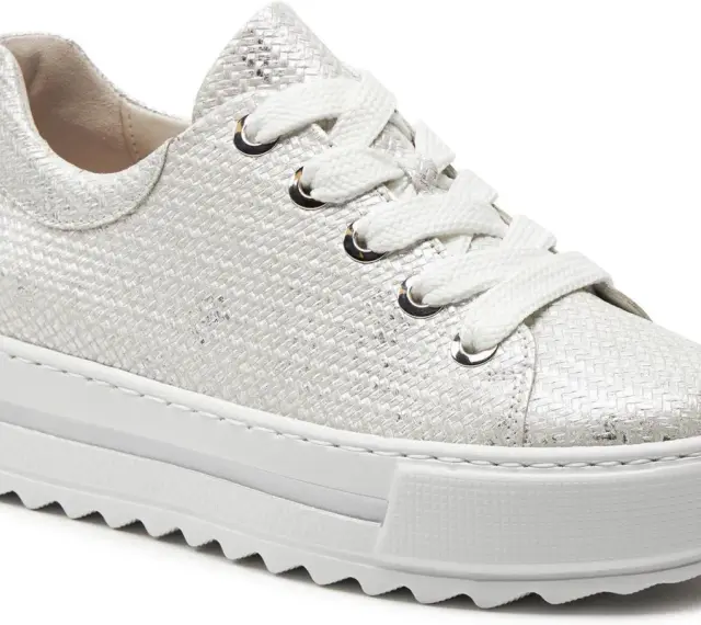 Srebrne, plecione sneakersy Gabor na grubej podeszwie. Stylowe i wygodne, idealne na co dzień.