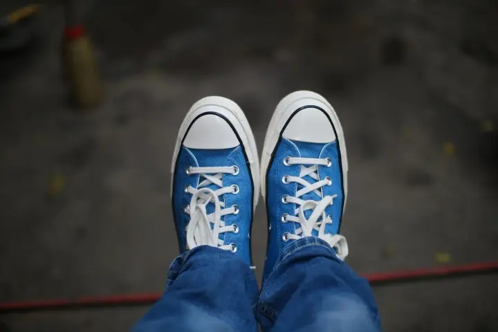 Niebieskie trampki z białymi sznurówkami i podeszwą. Czy na Zalando są oryginalne buty? Tak, można tam znaleźć autentyczne obuwie.