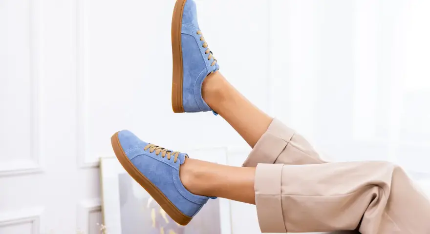 Niebieskie buty z nubuku na brązowej podeszwie, jak odnowić je, by wyglądały jak nowe.