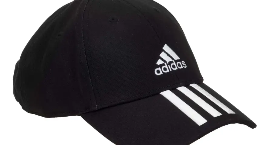 Czarna czapka z daszkiem Adidas z białym logo. Rozmiar OSFM, czyli jeden rozmiar dla wszystkich.