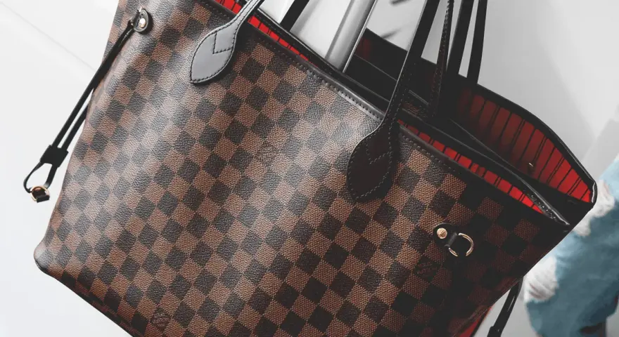 Ile kosztuje torebka Louis Vuitton Neverfull? Ceny i porady zakupowe