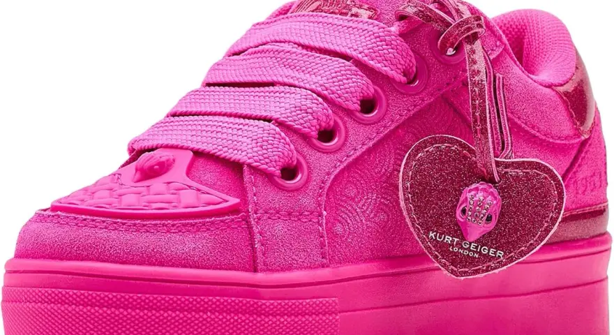 Różowe buty Kurt Geiger z sercem i logo. To marka znana z odważnych projektów.