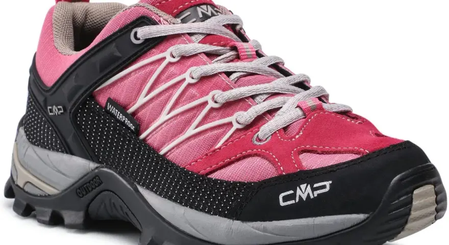 Różowy but trekkingowy CMP, idealny na outdoorowe przygody. CMP to firma znana z odzieży i obuwia sportowego.