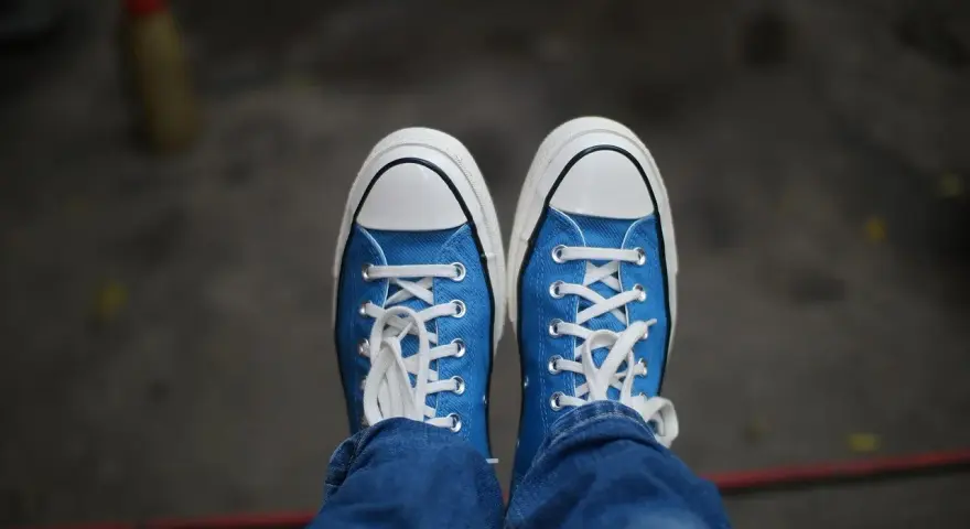 Niebieskie trampki z białymi sznurówkami i podeszwą. Czy na Zalando są oryginalne buty? Tak, można tam znaleźć autentyczne obuwie.