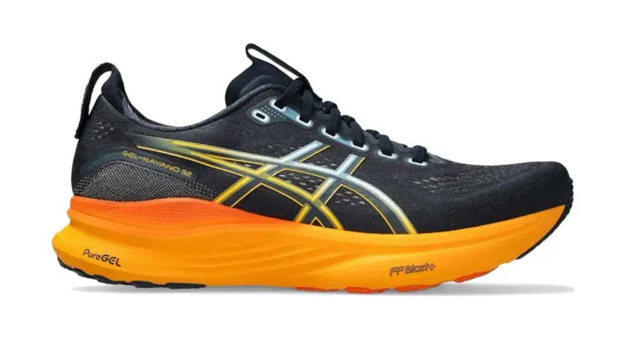 Czarny but biegowy Asics GEL-Kayano 32 z pomarańczową podeszwą. Asics to znana firma produkująca sprzęt sportowy.