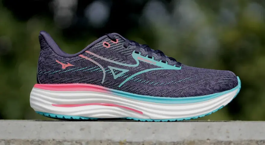 Buty do biegania Mizuno Wave Rider 27 w kolorze fioletowym z różowymi i turkusowymi akcentami. Mizuno to znana japońska marka odzieży sportowej.